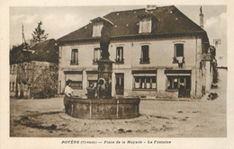 / CPA FRANCE 23 "Royère, Place De La Mayade, La Fontaine" - Royere