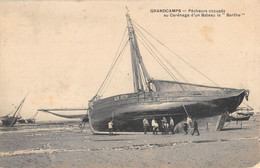 CPA 14 GRANDCAMPS PECHEURS OCCUPES AU CARENAGE D'UN BATEAU LA BERTHE - Other & Unclassified