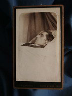 Photo CDV Cornand à Charleroi  Post Morten  Homme Dans Son Lit De Mort  CA 1890 - L552A - Old (before 1900)