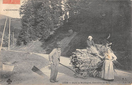 CPA 15 DANS LA MONTAGNE DESCENTE DU BOIS - Autres & Non Classés