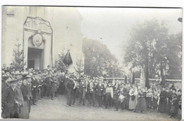 TOP BELLE CPA CARTE PHOTO TRES ANIMEE, GROSSE ANIMATION, ETENDARD L'UNION DE SOHIER, MUSICIENS FANFARE, WELLIN, BELGIQUE - Wellin