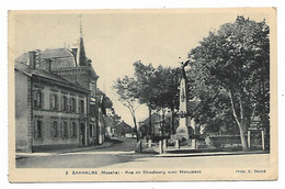 CPA SARRALBE, RUE DE STRASBOURG AVEC MONUMENT, MOSELLE 57 - Sarralbe