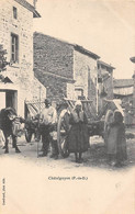 Châtel-Guyon         63          Une Cour De Ferme Et Paysans            (voir Scan) - Châtel-Guyon