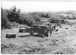 JOLIE CPSM PUB TRACTEUR AVEC PRESSE Mc CORMICK McCORMICK FENAISON, SALON DE LA MACHINE AGRICOLE 1962 - Traktoren