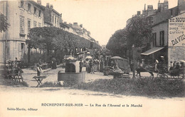 17-ROCHEFORT-SUR-MER- LA RUE DE L'ARSENAL ET LA MARCHE - Rochefort
