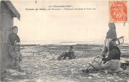 17-POINTE DE DAIR- PRES MARENNE- PÊCHEUSES ATTENDANT LA BASSE MER - Marennes