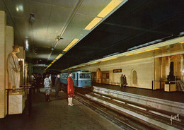 PARIS Le Métro  Station "Louvre"  Le Musée Dans Le Métro. - Métro