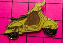 1020 Pin's Pins / Beau Et Rare : Thème MOTOS / SCOOTER RETRO COULEUR CREME - Motos