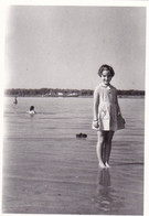 Old Real Original Photo - Little Girl In The Water - Ca. 9x6.5 Cm - Personas Anónimos