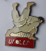 QQ152 Pin's Judo UFOLEP Cartouche Rouge Achat Immédiat - Judo