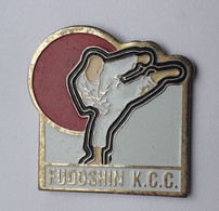 QQ150 Pin's Judo Fudoshin KCC Karaté Club De Corbas Villeurbanne Et Colmar Alsace Achat Immédiat - Judo