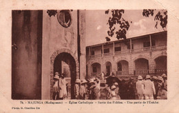 Madagascar - Majunga: Eglise Catholique, Sortie Des Fidèles, Une Partie De L'Evêché - Photo G. Charifou - Carte N° 74 - Afrika