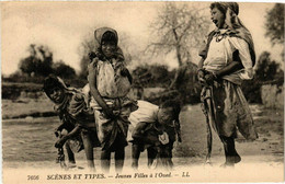 CPA AK LL 7036 Scenes Et Types - Jeunes Femmes A L'Oued ALGERIA (793341) - Femmes