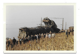 Lot De 5 Photos Catastrophe Ferroviaire. Au Dos Des Photos Kodacolor Print Made By FEB 1960. Ces Photo Viennent De Sui - Non Classés