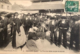 10 Challans La Place Des Halles Un Jour De Marché - Challans