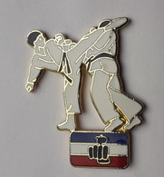 QQ161 Pin's Judo Karaté Qualité Egf Achat Immédiat - Judo