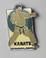 QQ166 Pin's Arts Martiaux Karaté Club Verneuil Sur Avre Eure Achat Immédiat - Judo