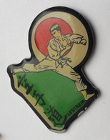 QQ168 Pin's Arts Martiaux Judo Karaté Lestrem Pas De Calais Achat Immédiat - Judo