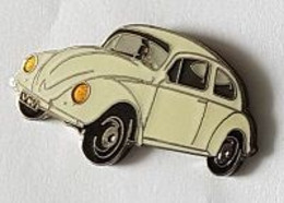 Pin's   Automobile  V W  Coccinelle  Blanc  Crème  Phares  Jaunes  Signé  DEMONS  ET  MERVEILLES - Volkswagen