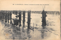 CPA 17 LA ROCHELLE PECHEURS RAMASSANT LES MOULES DANS LES BOUCHOTS - La Rochelle