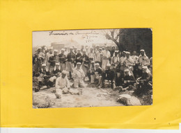 CARTE-PHOTO 30 REMOULINS MILITAIRES A TABLE PEU COURANTE   1911 - Remoulins