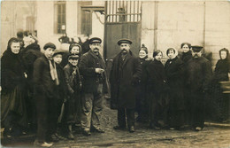 CARTE PHOTO  A IDENTIFIER Et A LOCALISER  Sortie D'Usine  ,casquette " Le Petit Journal " - Photographie