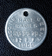 Jeton De Taxe Sur Les Chiens "Vacciné Contre La Rage / Rabies - 1969" Médaille De Chien - Dog License Tax Tag - Monedas / De Necesidad