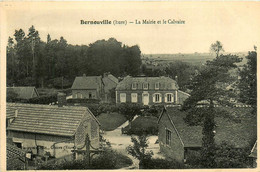 Bernouville * La Mairie Et Le Calvaire * Vue Du Village - Andere & Zonder Classificatie