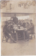 MILITARIA - CARTE PHOTO - MILITAIRES AU REPAS - Matériel