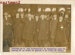 PHOTOGRAPHIE ANCIENNE Mr MAX BOURGUMESTRE DE BRUXELLES POUR LA REMIE DE LA CROIX DE GUERRE A LA VILLE DE PARIS BELGIQUE - Celebridades