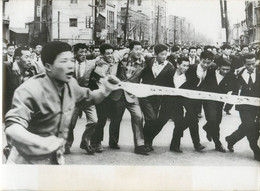 PHOTOGRAPHIE ANCIENNE : SEOUL MANIFESTATION ETUDIANTES PLUS DE 100 MORTS RHEE POLITIQUE GUERRE WAR KOREA - Korea, South