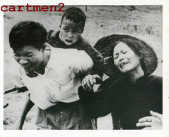 PHOTOGRAPHIE ANCIENNE : CHINE CHINA GUERRE PERE HABITANT HONGKONG RECONDUIT SA FAMILLE A LA FRONTIERE COMMUNISTE - Chine