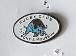 Pin' S  Ville, Sport  RUGBY  CLUB  PONT - A - MOUSSON  Avec  Un  Animal  TAUREAU  ( 54 ) - Rugby