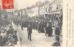 CPA 18 BOURGES OBSEQUES DES VICTIMES EXPLOSION 1907 UN FAMILLE DE VICTIMES SUIVANT LE CORTEGE - Bourges
