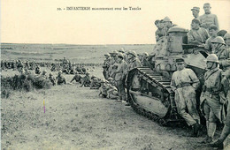 Militaria * Infanterie Manoeuvrant Avec Les Tancks * Char Tank * Militaires En Manoeuvres - Manoeuvres