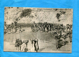 SOUDAN -A O F-TOMBOUCTOU-porteurs D'eau Remplissant Leurs Outres-très Animée -édit  Fortier Années 1910-20 - Soudan
