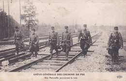 GREVE GENERALE DES CHEMINS DE FER ,PATROUILLE PARCOURANT LA VOIE  REF 71536 - Grèves