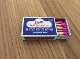 Boîte D'allumettes * ANGLETERRE "VICTORIA SAFETY MATCHES - UNIVERSAL MATCH" (char, Cheval) - Boites D'allumettes