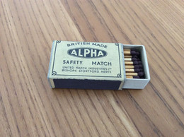 Ancienne Boîte D'allumettes * ANGLETERRE "BRITISH MADE ALPHA SAFETY MATCH - BISHOPS STORTFORD" - Boites D'allumettes