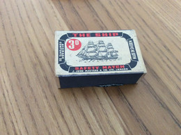 Ancienne Boîte D'allumettes * ANGLETERRE En Bois "THE SHIP 3D SAFETY MATCH" (voilier) - Boites D'allumettes