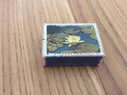 Ancienne Boîte D'allumettes Angleterre En Bois «SOLO SAFETY MATCHES LONDON (FLOWER) N°10» (nénuphar, Fleur) - Boites D'allumettes