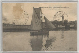 14 Calvados Trouville Barque De Peche Passant Devant Beauville Dans L'avant Port - Trouville