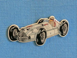 1 PIN'S //  ** MERCEDES BENZ W196 R FLÈCHE D'ARGENT N°12 / JUAN MANUEL FANGIO ** . (Made In Germany) - Mercedes