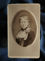 Photo CDV A. Carette à Douai - Femme, Coiffure Avec Grand Peigne, Portrait Médaillon Embossé Et émaillé, Circa 1880 L554 - Anciennes (Av. 1900)