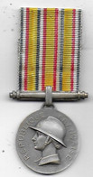 Médaille Des Pompiers En Argent - Hommage Au Dévouement - Otros & Sin Clasificación