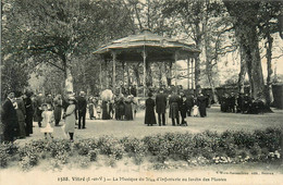 Vitré * La Musique Du 70ème D'infanterie Au Jardin Des Plantes * Kiosque * Militaria - Vitre