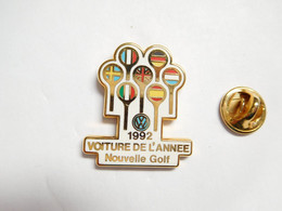 Beau Pin's Pins En Zamac , Auto Golf  VW Volkswagen , Signé Jacadi - Volkswagen