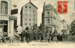 Vannes * La Rue Du Roulage * Automobile Voiture Ancienne * Militaires Militaria - Vannes