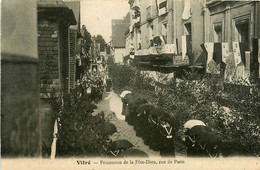 Vitré * Procession De La Fête Dieu * Rue De Paris * Fête Religieuse * Défilé * Bijouterie Bijoutier - Vitre