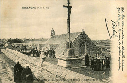 Penvénan * Chapelle Et Calvaire De Port Blanc * Sortie De Messe * Coiffe Bretonne - Penvénan